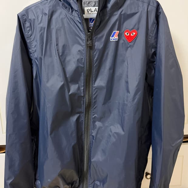 꼼데가르송 바람막이 M사이즈 판매합니다!