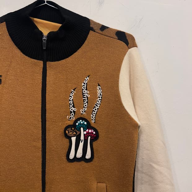 파리게이츠 알파카헤어 배색 와펜 니트집업