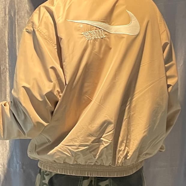 L 나이키 빅로고 스우시 베이지 바람막이