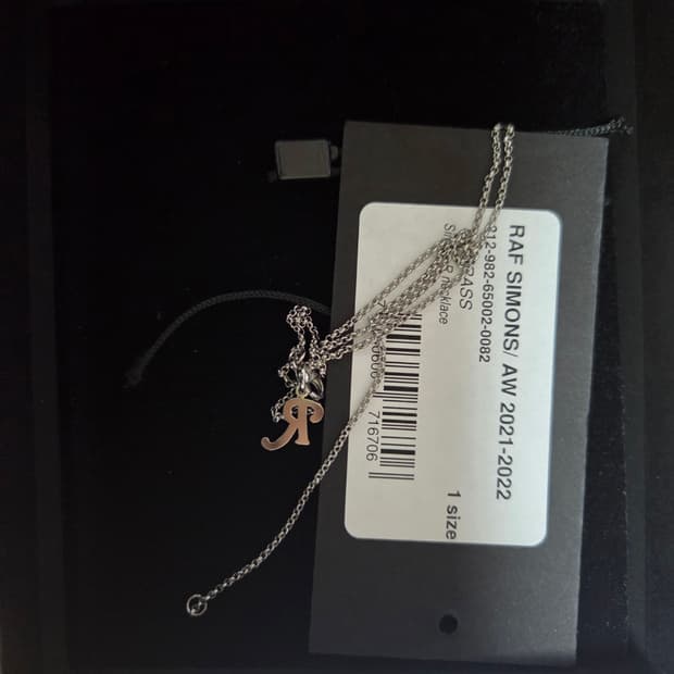 라프시몬스 R로고 목걸이 팝니다