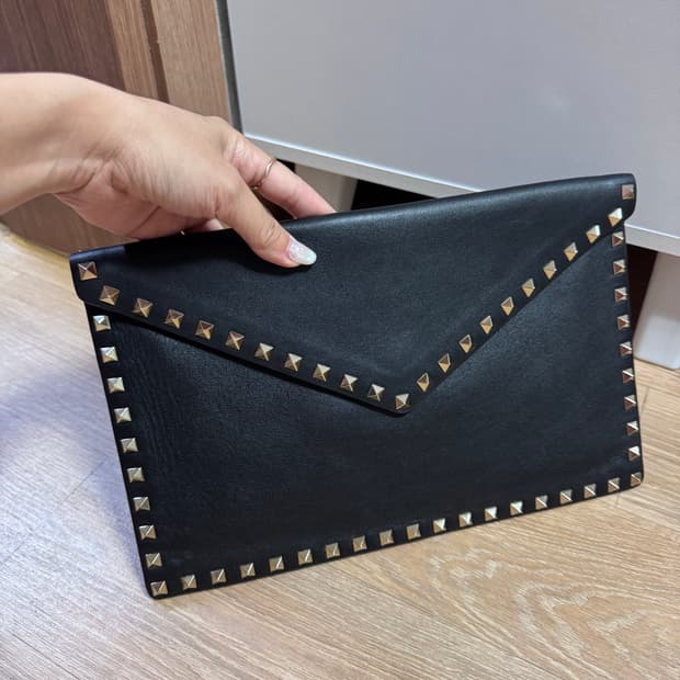 발렌티노 락스터드 클러치 블랙
