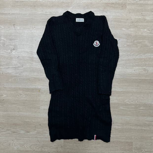 몽클레어 여성 시그니처 와펜 꽈배기 케이블 니트 원피스 [블랙] 1사이즈