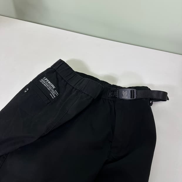 M 라이프워크 블랙 슬림핏 벨티드 팬츠