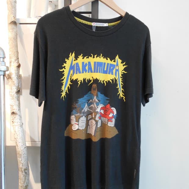 UT MAKAMURA Graphic Tee 메탈 밴드 로고