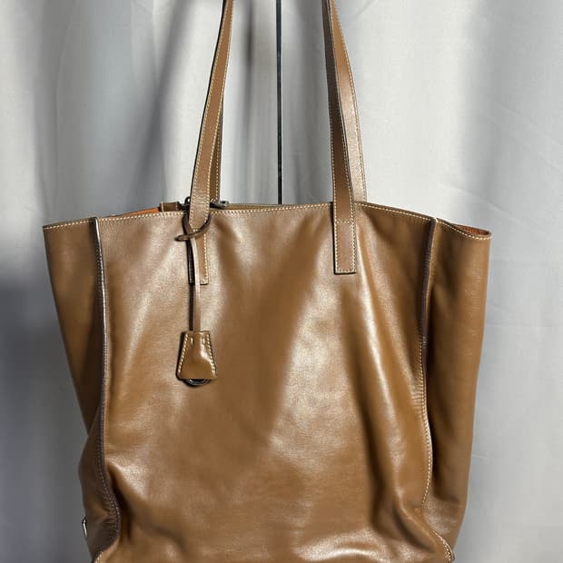 프라다 소프트 카프 레더 토트백 