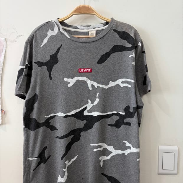 560. 리바이스 카모 반팔티