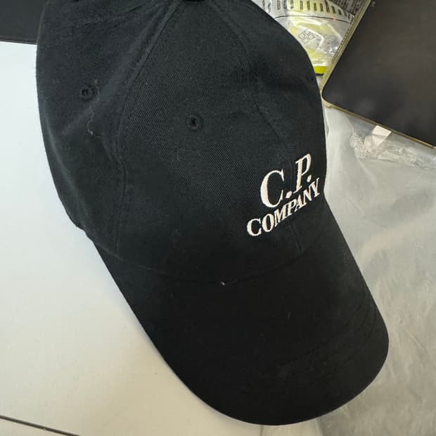 CP컴퍼니 고글 볼캡