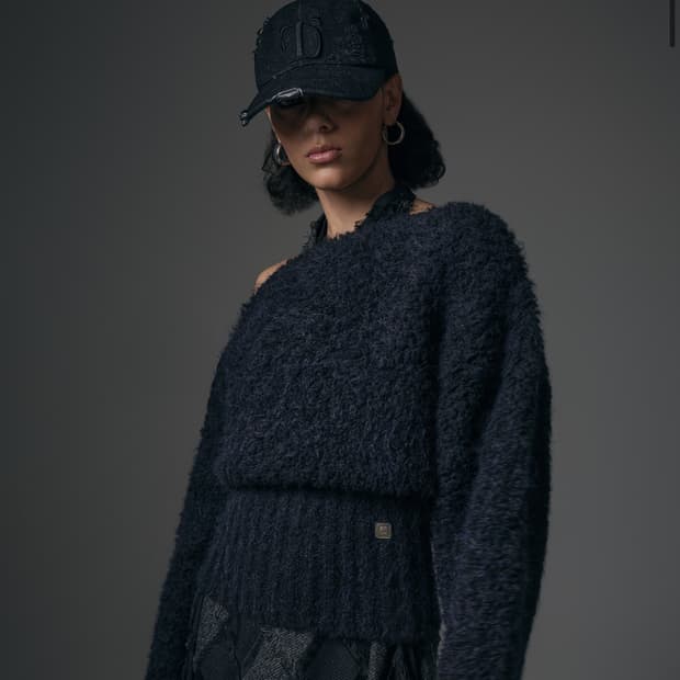 트리밍버드 Alpaca Boucle Open Shoulder Knit