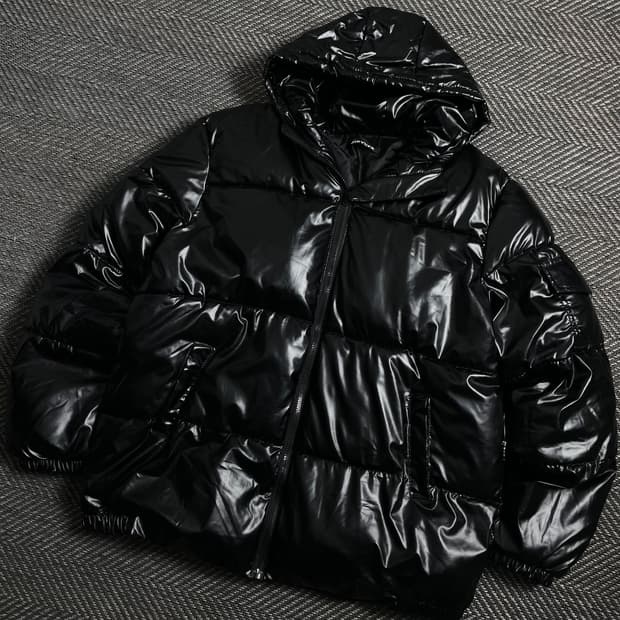 JIE YUFS 글로시 블랙 푸퍼 패딩 자켓y 4022