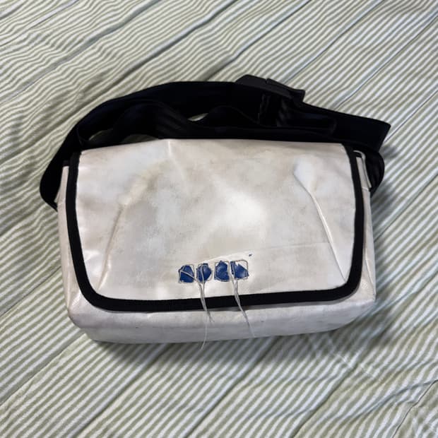 아더에러 트레이스 애드모어 크로스바디백 화이트