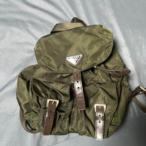 프라다 백팩 스몰사이즈 판매합니당