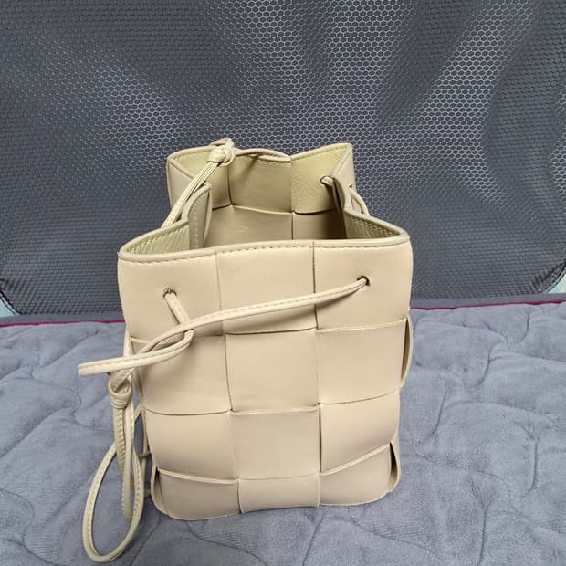 보테가베네타 카세트 버킷백 베이지 (정품 / 사용감 있음 / 단품)