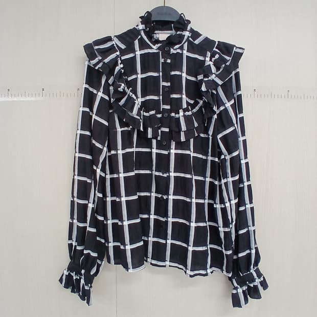 H&M  블랙 체크 프릴 블라우스