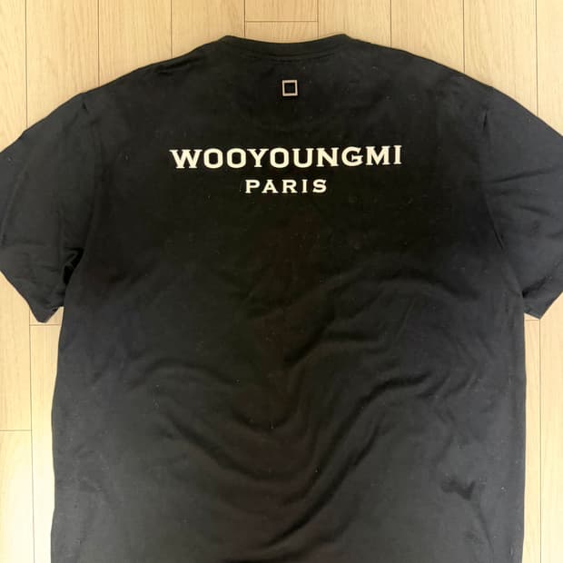 우영미 화이트 백로고 티셔츠 블랙 22FW