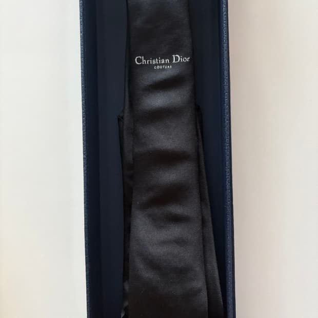 디올 로고 넥타이