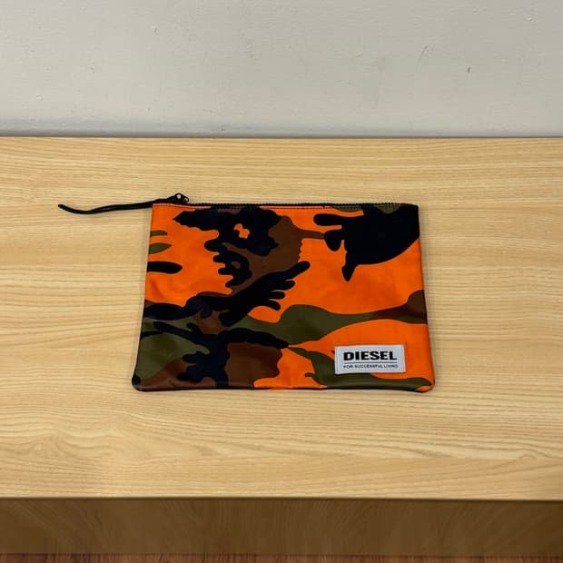 디젤 오렌지 카모 플라쥬 파우치 화이트 로고 패치 지퍼 클로징 디테일