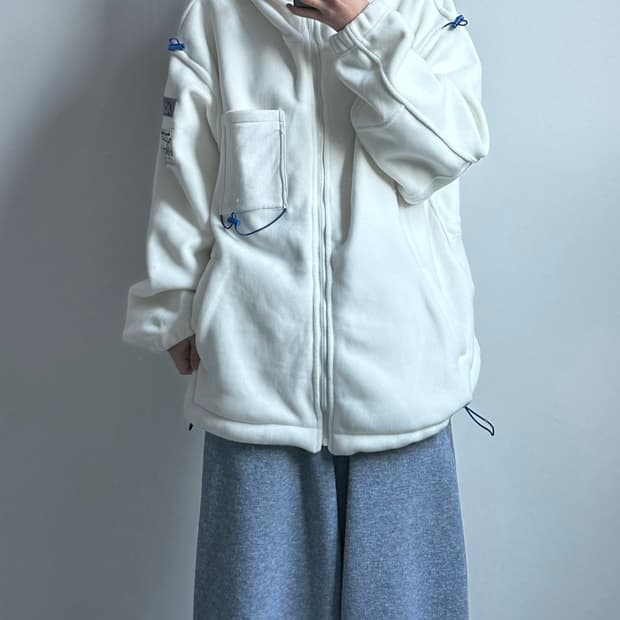 아더에러 화이트 플리스 후드집업