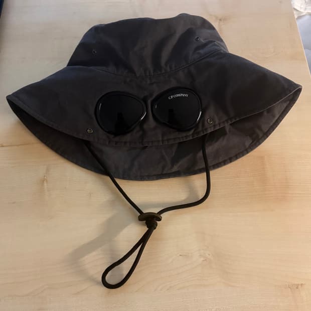 C.P 컴퍼니 x 바버 버킷햇 그레이