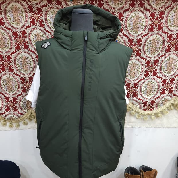 데상트 후디 캐논 오리털 패딩조끼

