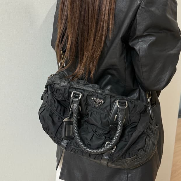 프라다 셔링 숄더 크로스백 (레더+나일론)