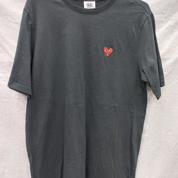 꼼데가르송 키스해링 콜라보 하트 로고 반팔티 (공용95)