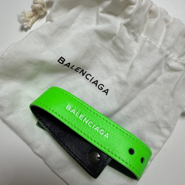 발렌시아가 팔찌