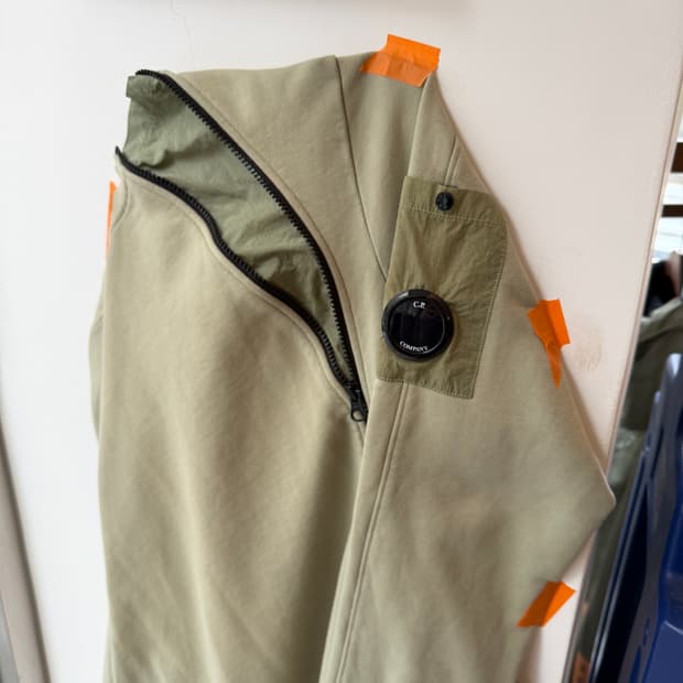 cp컴퍼니 커브드 집업 스웻셔츠