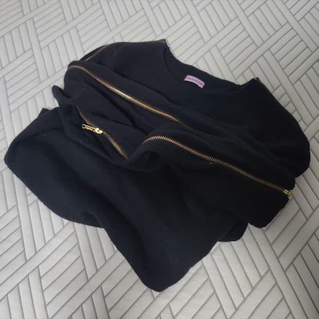 언더커버 라운드 지퍼 디테일 니트