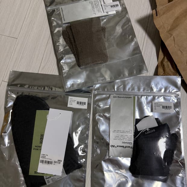 Satisfy 새티스파이 비니 장갑 팝니다