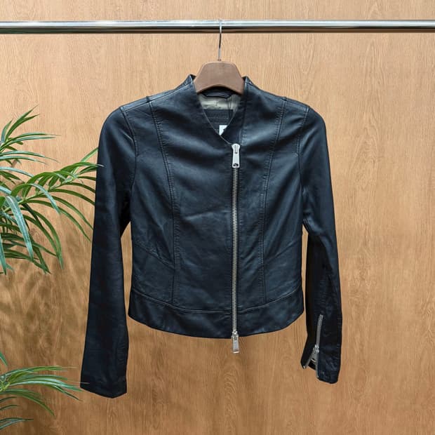 올세인츠 긴팔 레더 자켓 스탠드 카라 미니멀 모토 사선 지퍼 디테일 블랙