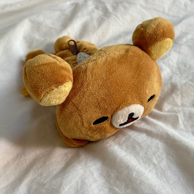 엎드린 리락쿠마 인형