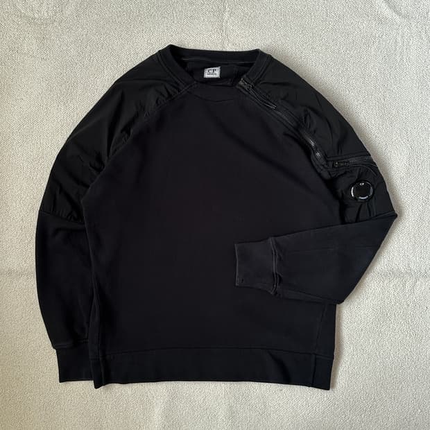 C.P. 컴퍼니 사이드 지퍼 맨투맨