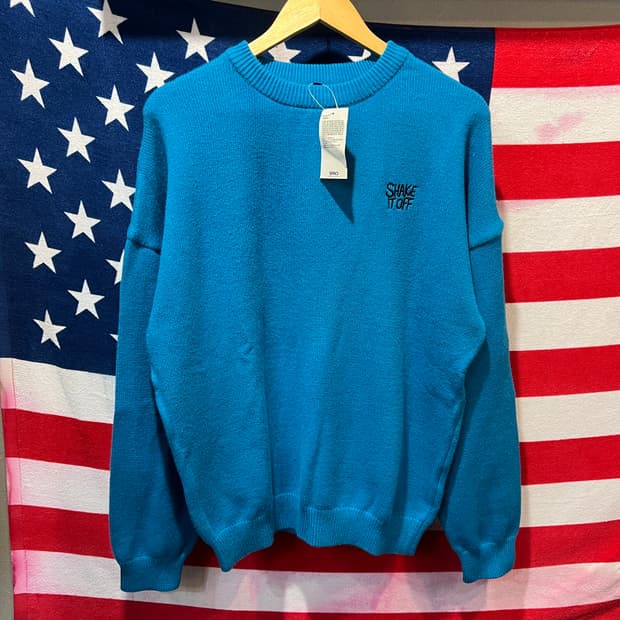 스파오 포인트 자수 블루 니트