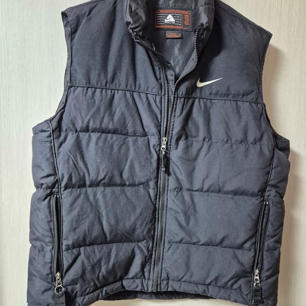 나이키 acg 블랙 로고 다운 패디드 베스트 100 패딩조끼