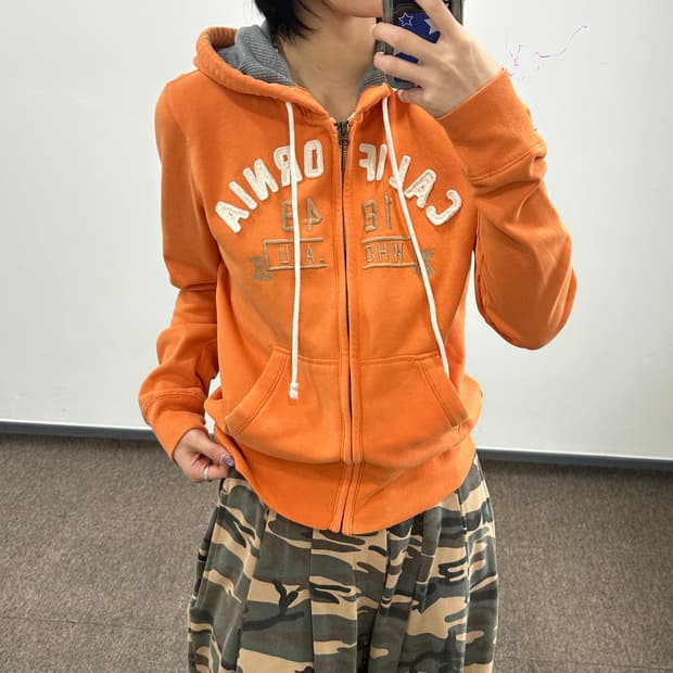 Who.a.u 후아유 아이보리 스펠아웃 로고 오렌지 후드집업