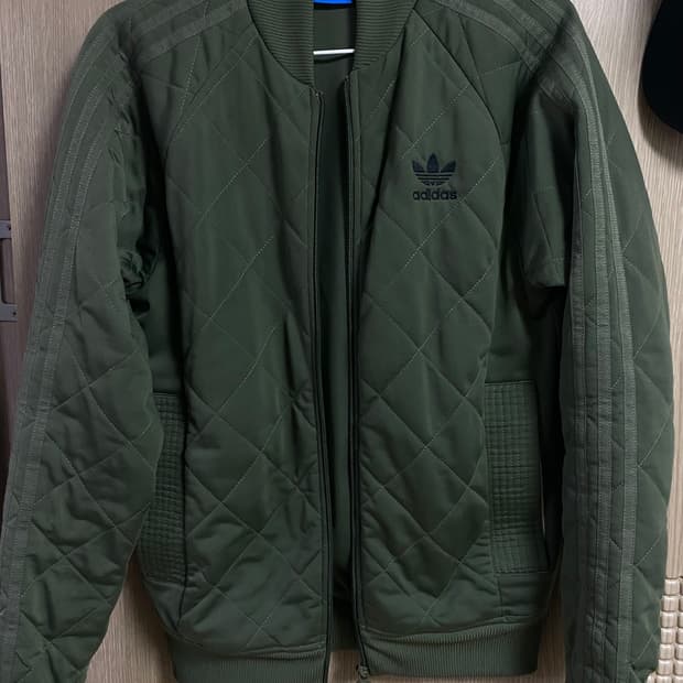 아디다스 카키 퀄팅 자켓