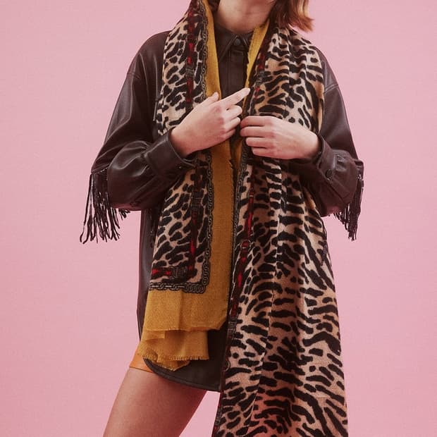 자라(ZARA) 애니멀 패턴 체인 머스타드 스카프 숄