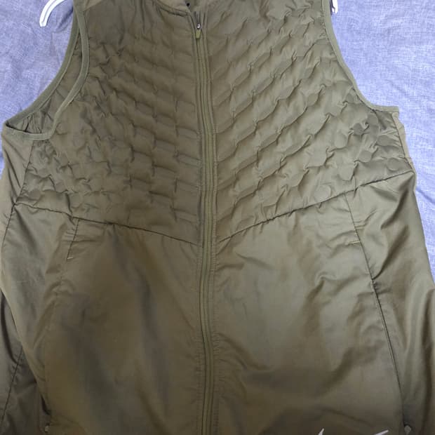 나이키 에어로로프트 베스트