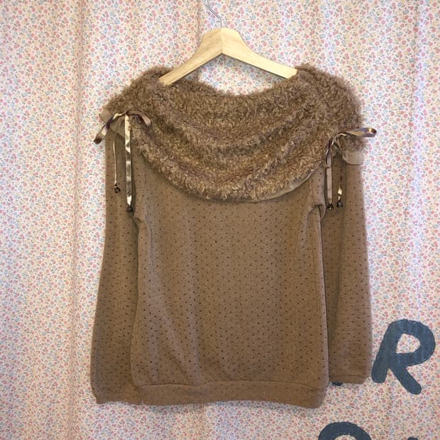 Off-shoulder ribbon sweatshirt