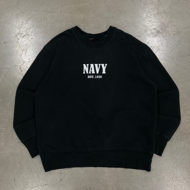 유니폼브릿지 블랙 컬러 스펠아웃 맨투맨