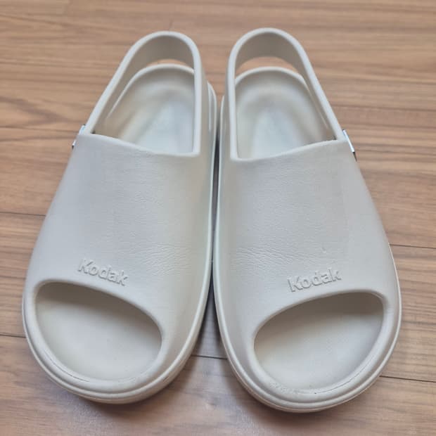 아이보리 색상의 코닥 슬리퍼 260mm입니다. Made in Korea 