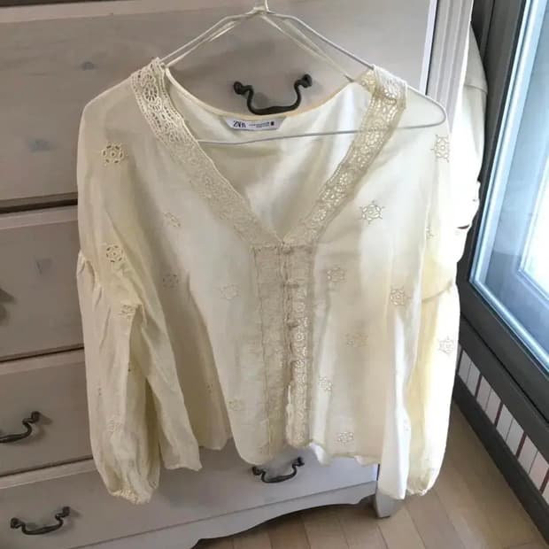 자라 펀칭 자수 블라우스