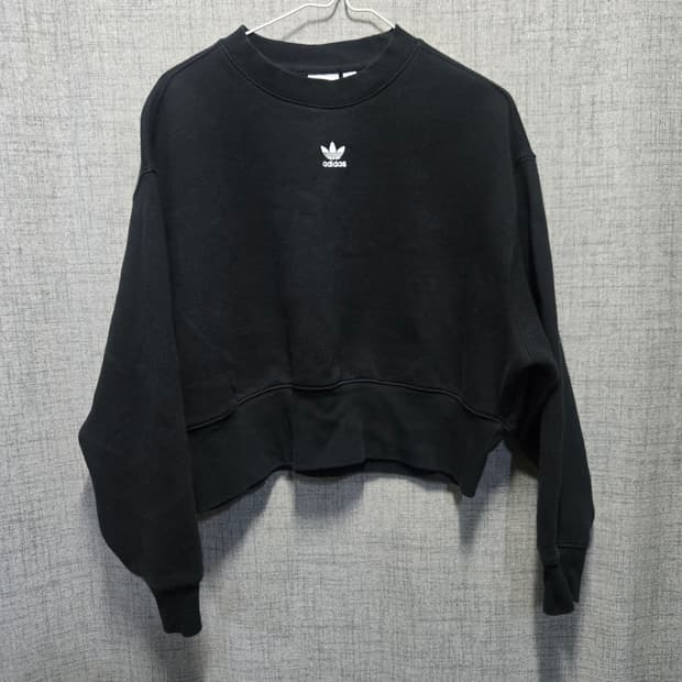 아디다스 에센셜 오버핏 크롭 맨투맨 