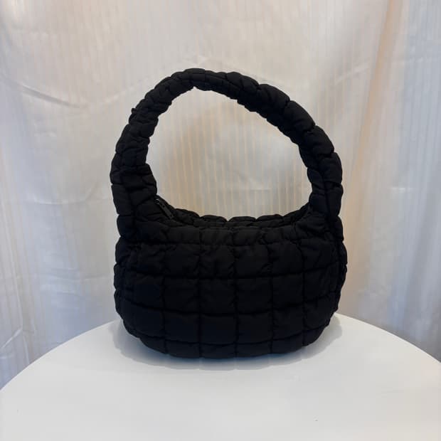 정품 COS 퀄티드 구름 숄더백    