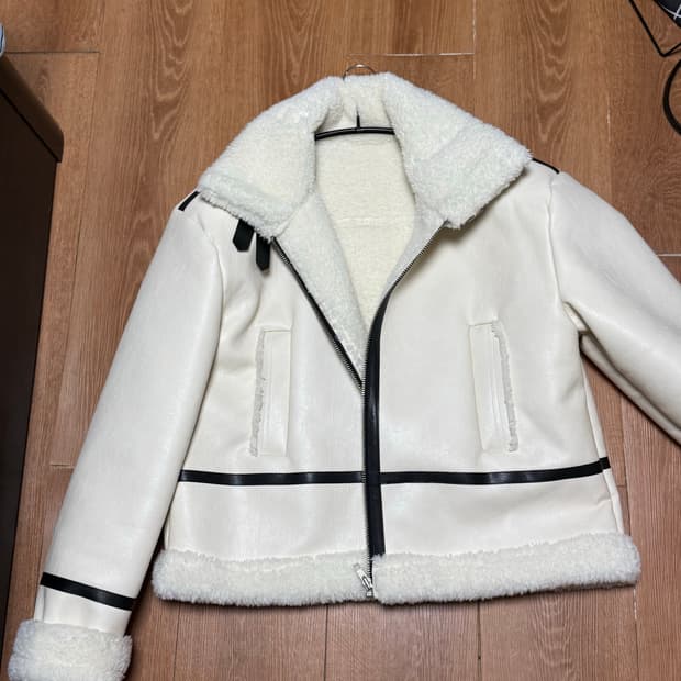 아이보리 인조 가죽 무스탕 자켓