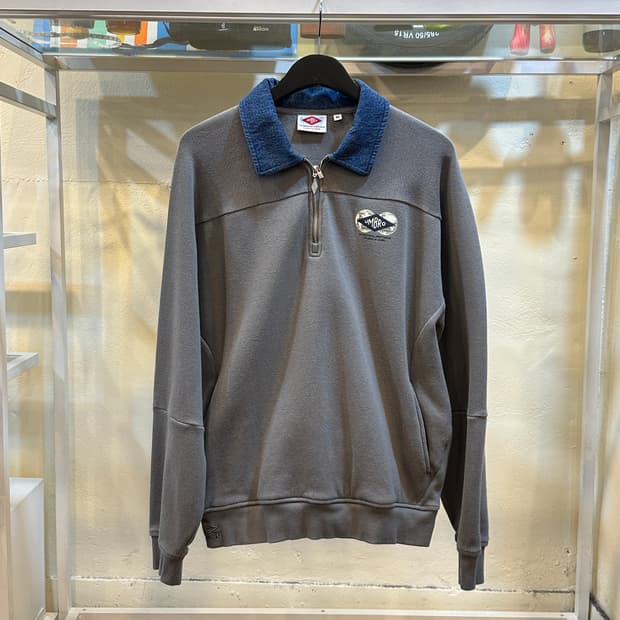 엄브로 하프집업 데님 카라 맨투맨