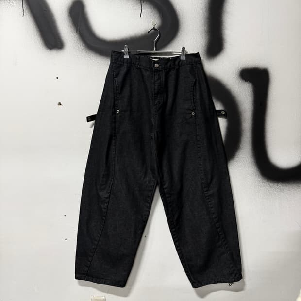 Garments 흑청 버클 디테일 벌룬핏 와이드 데님 팬츠