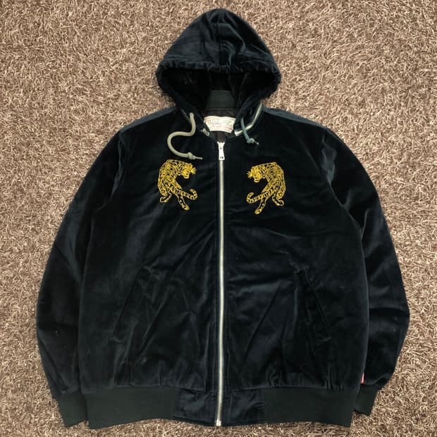 언더에어 호랑이 자수 벨벳 스카쟌 자켓