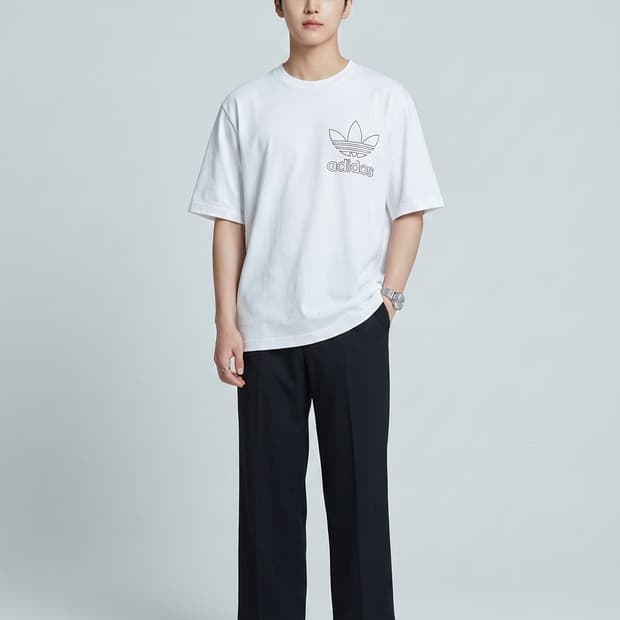 아디다스 오리지널 아웃라인 로고 반팔티 화이트