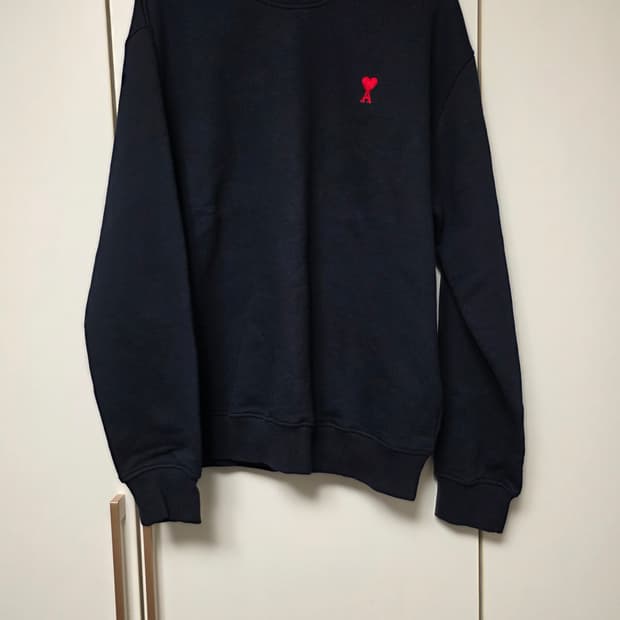 아미 스몰 하트 네이비 맨투맨